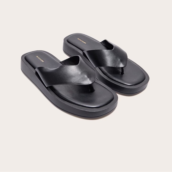 PrettyLittleThing BLACK CHUNKY SANDAL TOE POST FLIP FLOPS - Picture 1 of 4